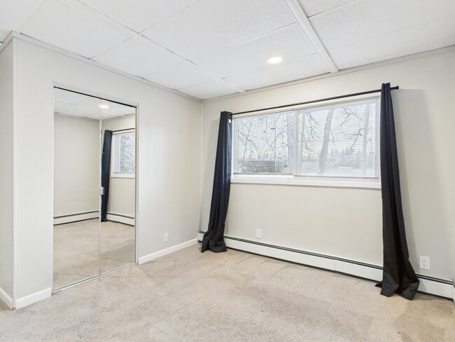 Building Photo - 246 E 7th Ave