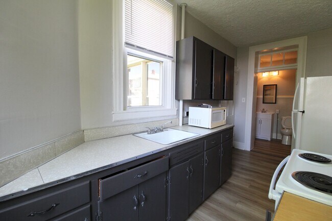 Building Photo - 1 bed, 1 bath apartment for rent in Downtown Harrisonburg!