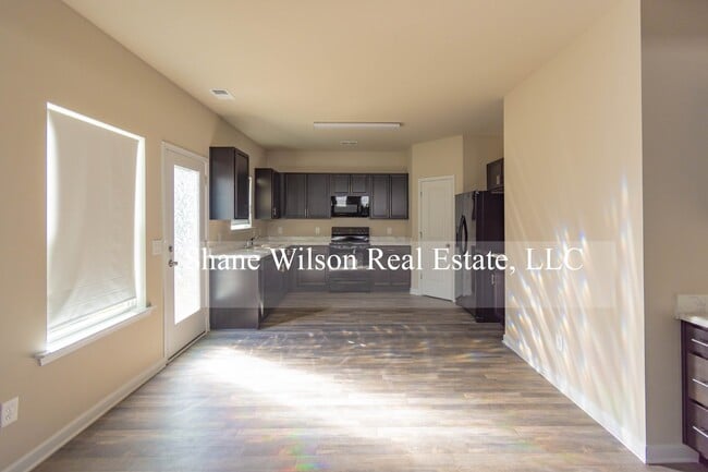 Building Photo - Spacious 3 BR / 2.5 home located near Vall...