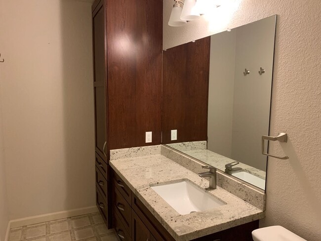 Building Photo - Welcome home!  1 Bedroom/ 1 Bath Condo