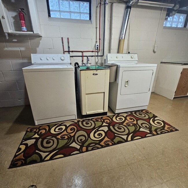Building Photo - This charming 3-bedroom, 1.5-bathroom hous...