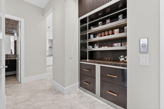 Building Photo - 785 NE 70th St