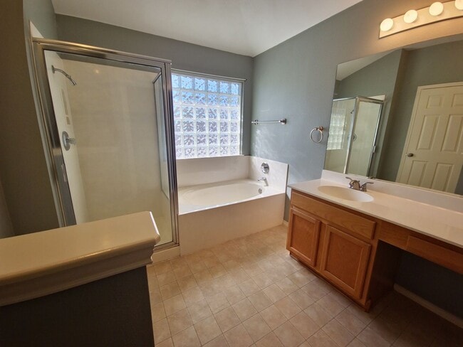 Building Photo - Enchanting 4 Bedroom home located in Plum Creek!