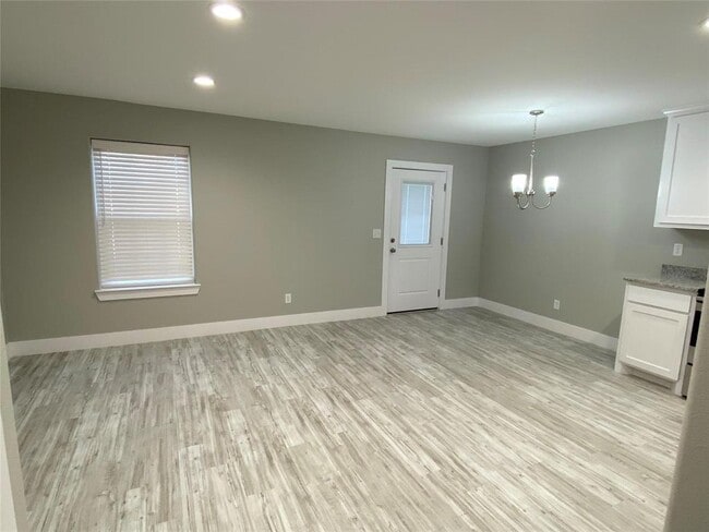 Building Photo - 129 E Bond St