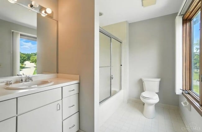 Building Photo - Luxury, Privacy, and Convenience All in One!
