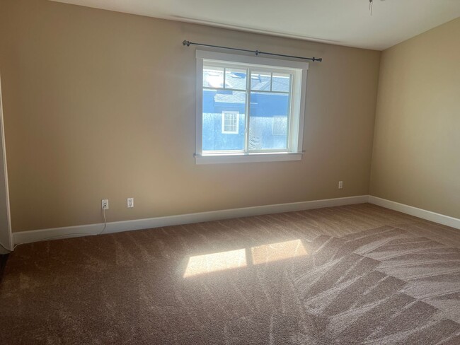 Building Photo - Modern 2-Bed, 2.5-Bath Townhome in Gardena...