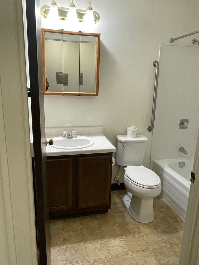 Building Photo - Lower 2-Bedroom | Heat Included & Fully Renovated