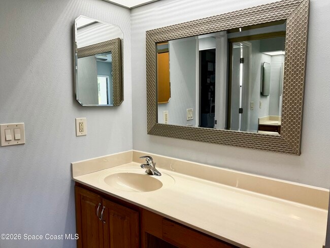 Building Photo - 1059 Country Club Dr