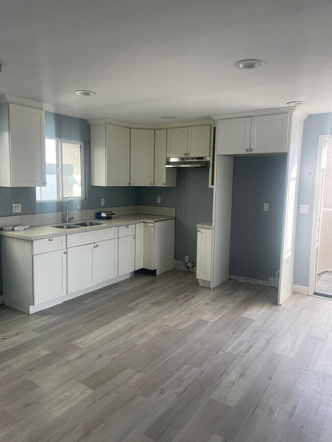 Building Photo - San Pedro unit 2/1