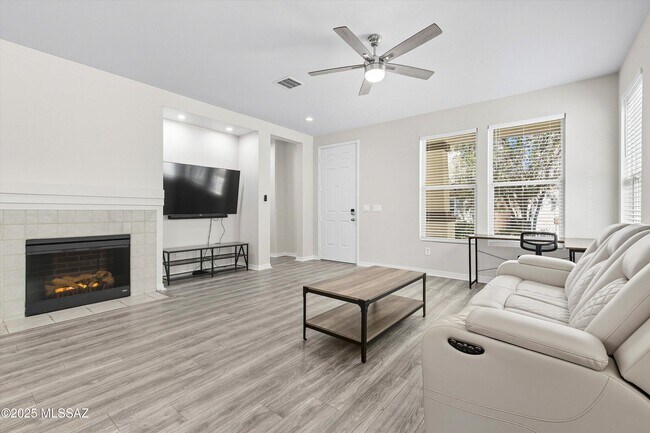Building Photo - 2732 N Neruda Ln