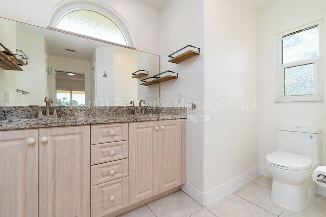 Building Photo - 304 NW 12th Ln