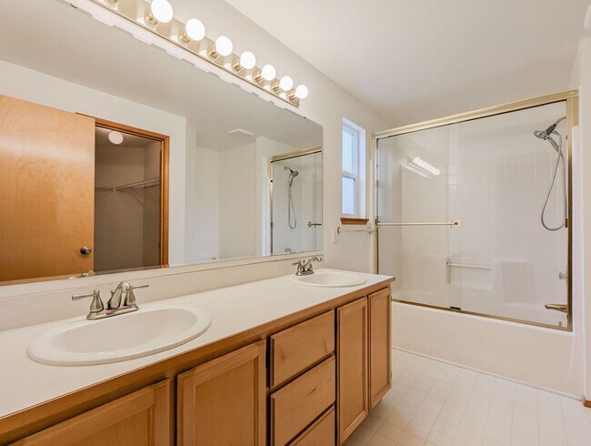 Building Photo - Beautiful 3 bed, 2 bath Rambler with fully...