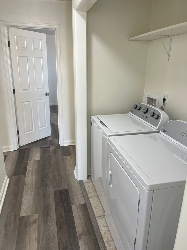 Building Photo - 4 Bedroom 2 Bathroom Top Floor