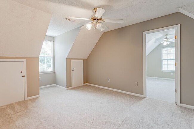 Building Photo - Bedroom on Main, Riverside Schools, Fenced...