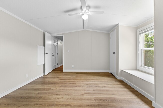 Building Photo - 206 Primrose Rd