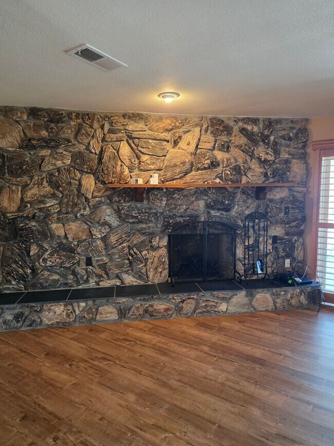 Building Photo - One of Kind 3 bed/2.5 bath home with 3 car attached garage located in BHC.