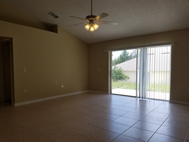 Building Photo - 3-Bedroom, 2-Bathroom Home in Kissimmee **...
