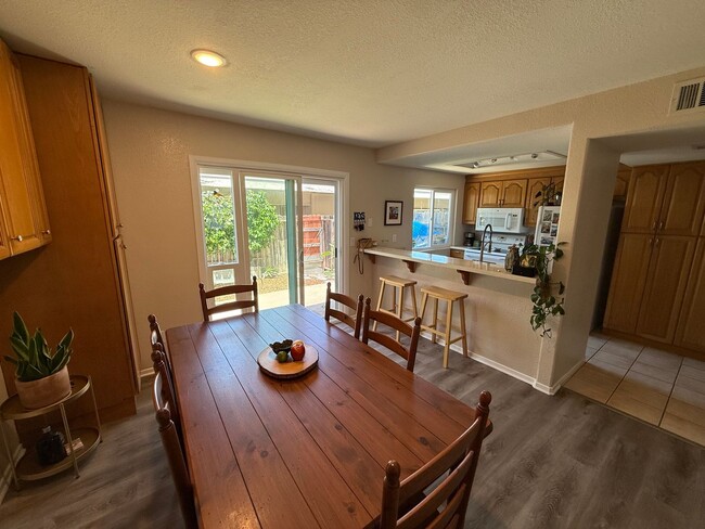Building Photo - Spacious Two-Story 3 Bedroom, 1.5 Bath Tow...