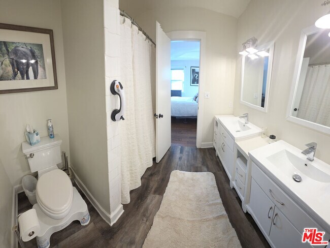 Building Photo - 4744 Haskell Ave