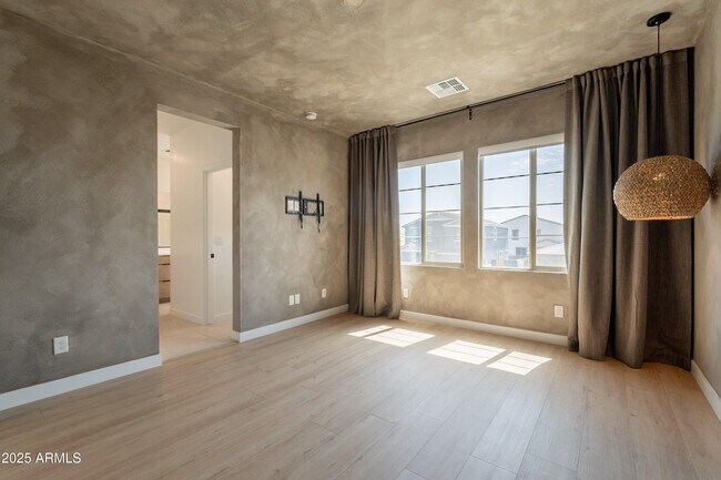 Building Photo - 4831 S Molly