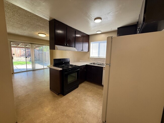 Building Photo - 3 bed 1 bath available in North Highlands!