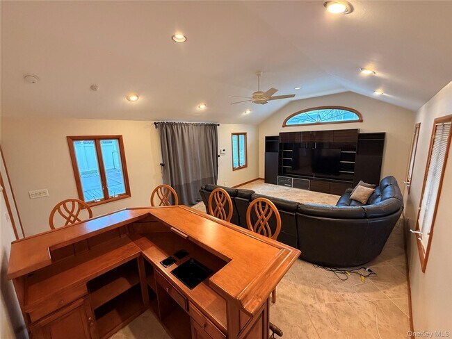 Building Photo - 12 Elves Ln