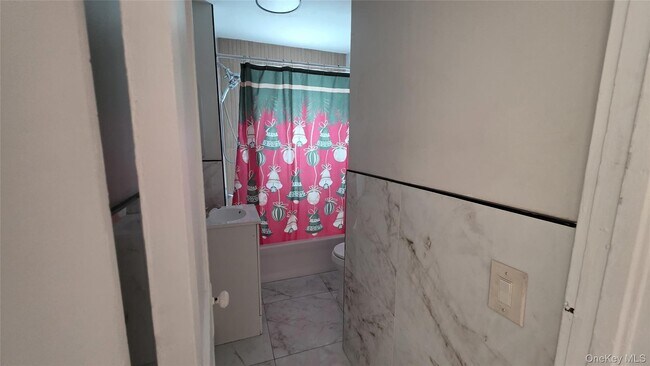 Building Photo - 208 Glenmere Rd