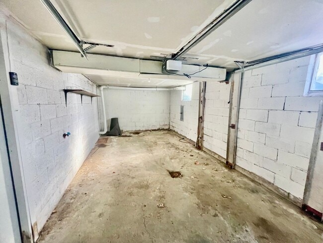 Building Photo - 3 Bed 1 Bath- South Park PA