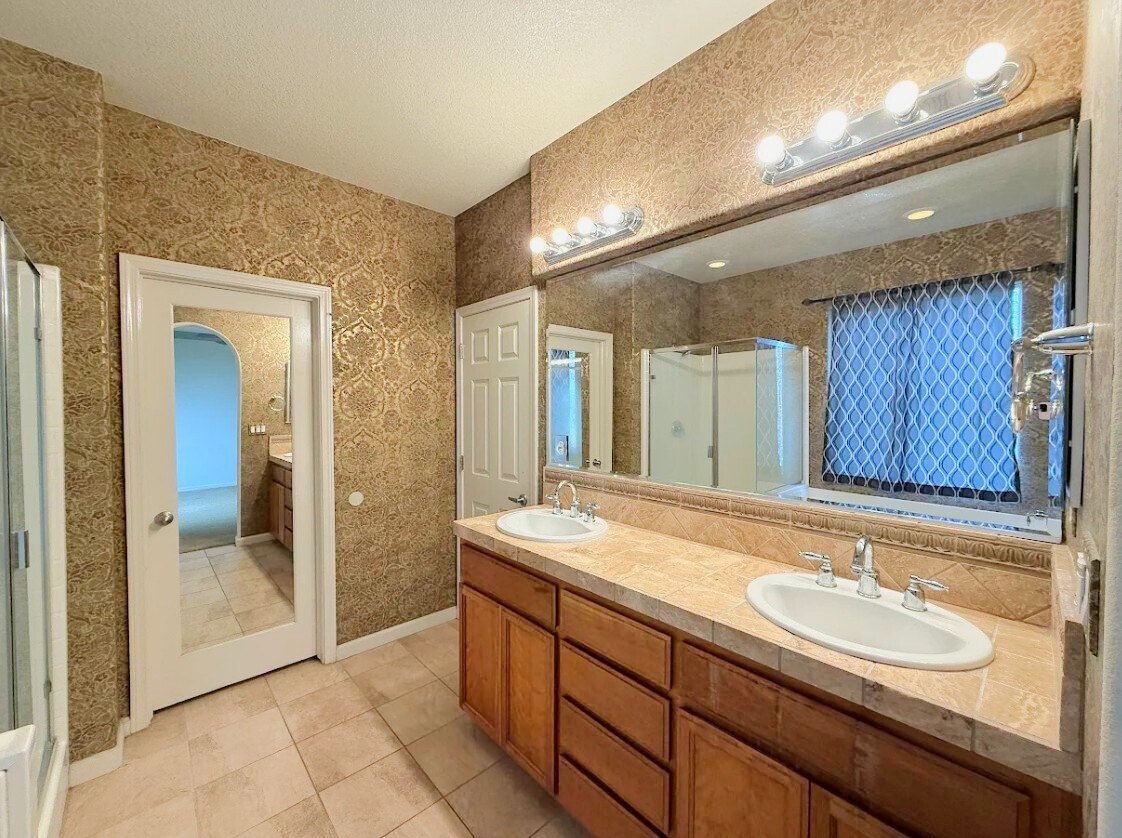 Building Photo - 4290 Lasalle Dr