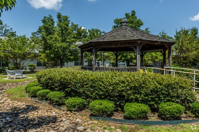 Courtyard - Whispering Knoll Independent Senior Living