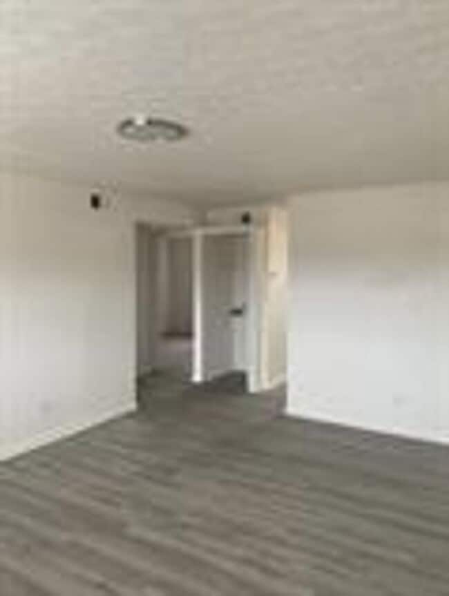 Building Photo - Elmwood Apartments- 1 and 2 Bedrooms w/ WD...