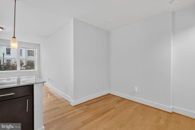 Building Photo - 809 Otis Pl NW