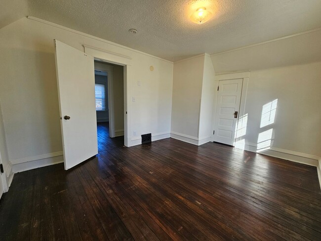 Building Photo - Super cute SE 2 bedroom 1 bath with many u...