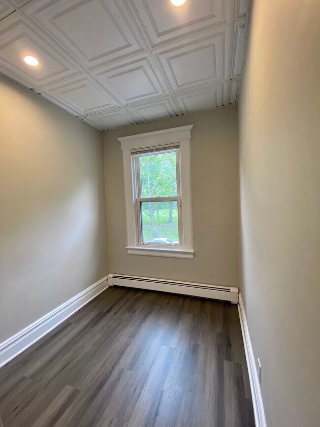 Home Office/ Bonus Room - 174 Glenwood Ave