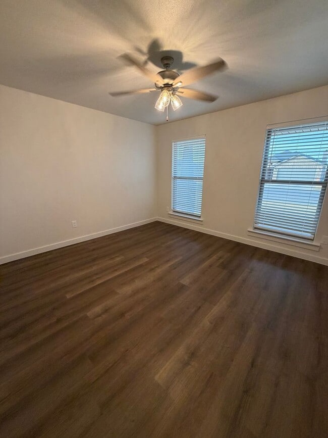 Building Photo - Harvest Neighborhood Beauty