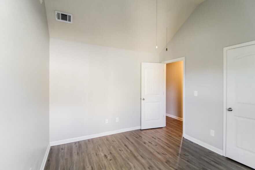 Building Photo - 1214 Heartwood Ave