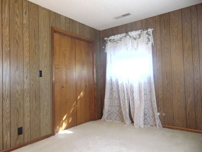 Building Photo - Fayette Family Farm House!