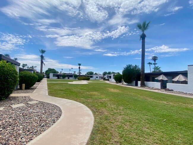 Building Photo - 2 Bedroom 1 Bathroom in Litchfield Park