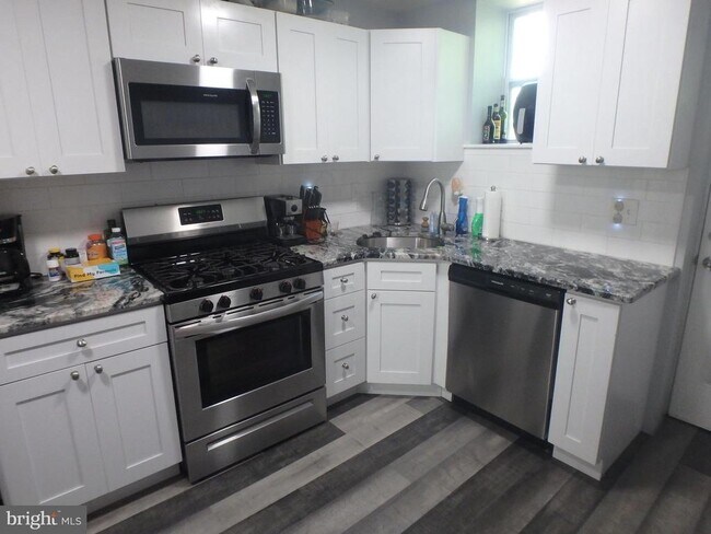 Building Photo - 2428 S Fairhill St