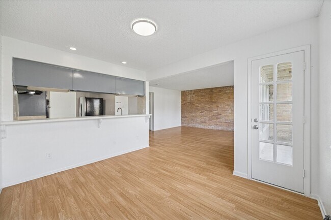 Building Photo - 2223 Par Ln