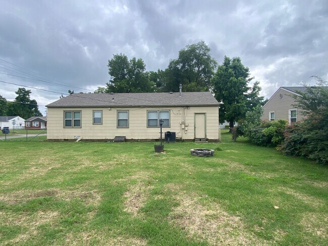 Building Photo - Charming Brookside Bungalow on large corne...