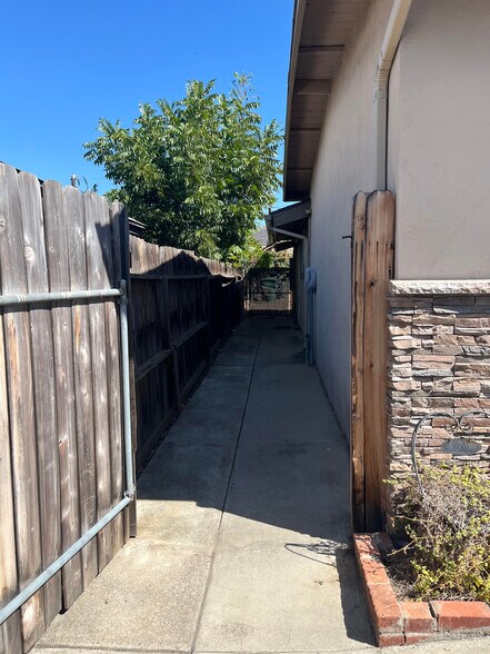 Primary Photo - 1032 Greta St