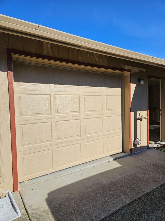 Building Photo - Clean Duplex