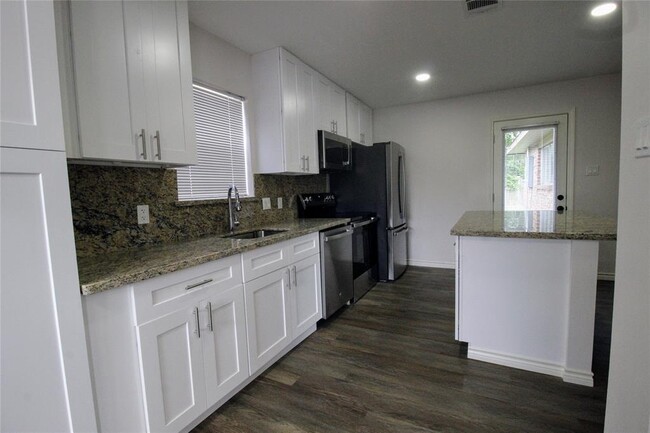 Building Photo - 10915 Roandale Dr