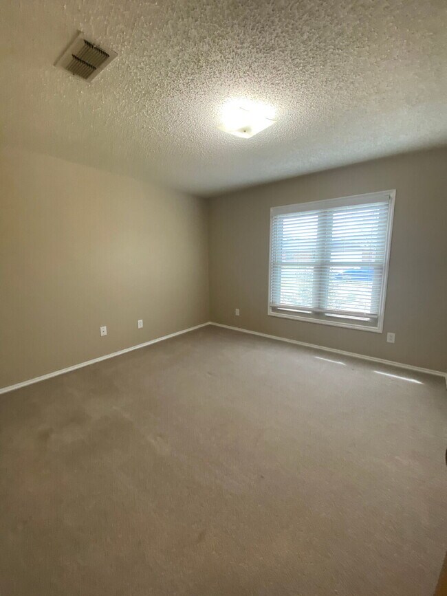 Building Photo - Charming 3-Bedroom Oasis with 2 Full Baths in Prime Lubbock Location - 1547 Sq Ft of Comfort!