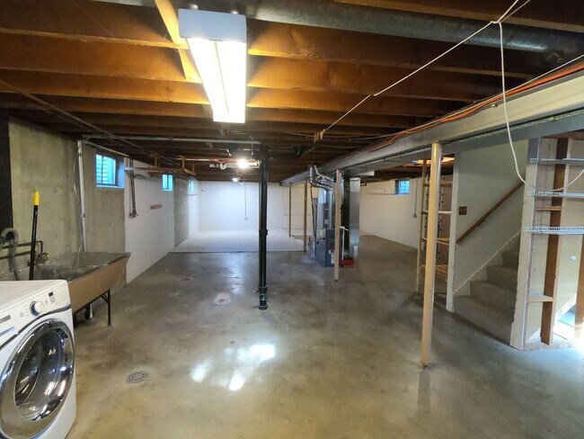 Building Photo - Beautifully remodeled 3 bed 2.5 bath house in Broomfield