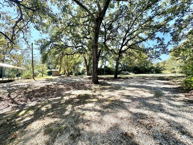 Building Photo - Tour Today! 3 Bed 1 Bath on 3 Acres with a...