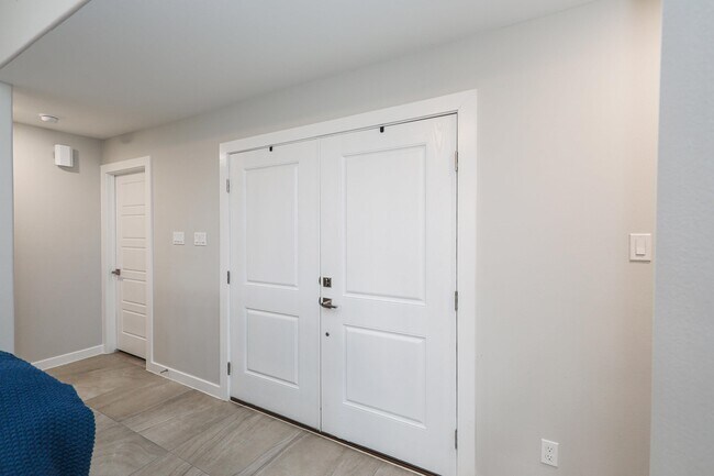 Building Photo - 1025 La Muralla St