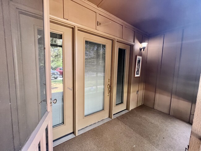 Building Photo - 427 6th Ave W