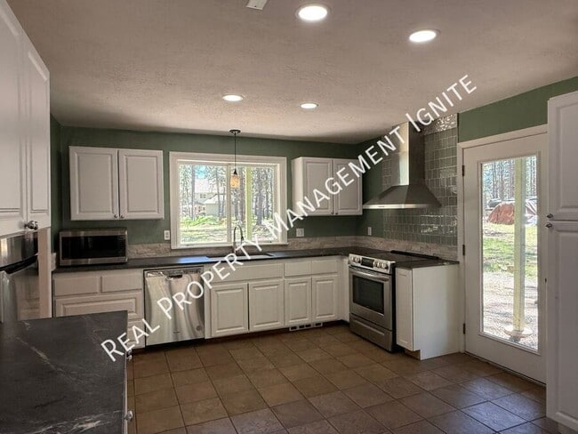 Building Photo - 18633 River Woods Dr